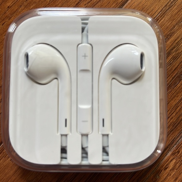 APPLE wired headphones! NWT! - Picture 1 of 4